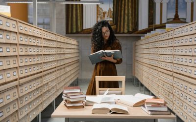 Czym są karty Lenormand? Historia, symbole i wróżby